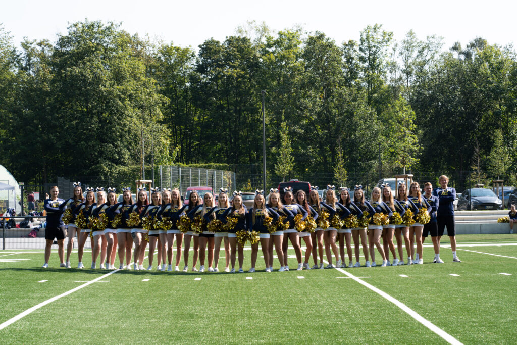 Gruppenbild einer Cheerleadergruppe. - Professionelle Teamfotos Sportverein
