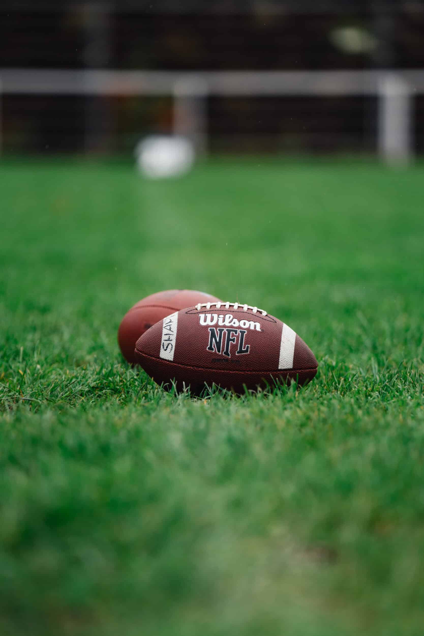 Close-Up Foto eines Footballs auf der Mittellinie.